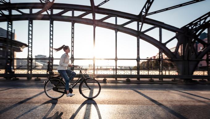 Vélo femme bicyclette sur un pont
