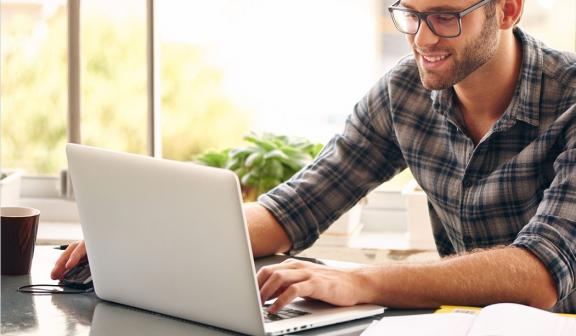 télétravail-homme-maison