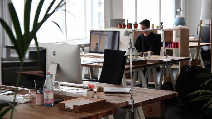 bureaux-immobilier-ordinateur